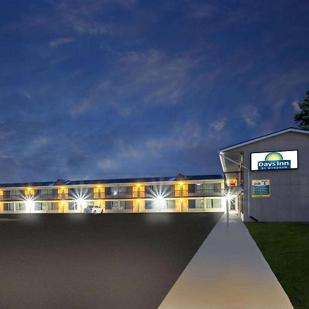 Days Inn By Wyndham Бърч Рън Екстериор снимка